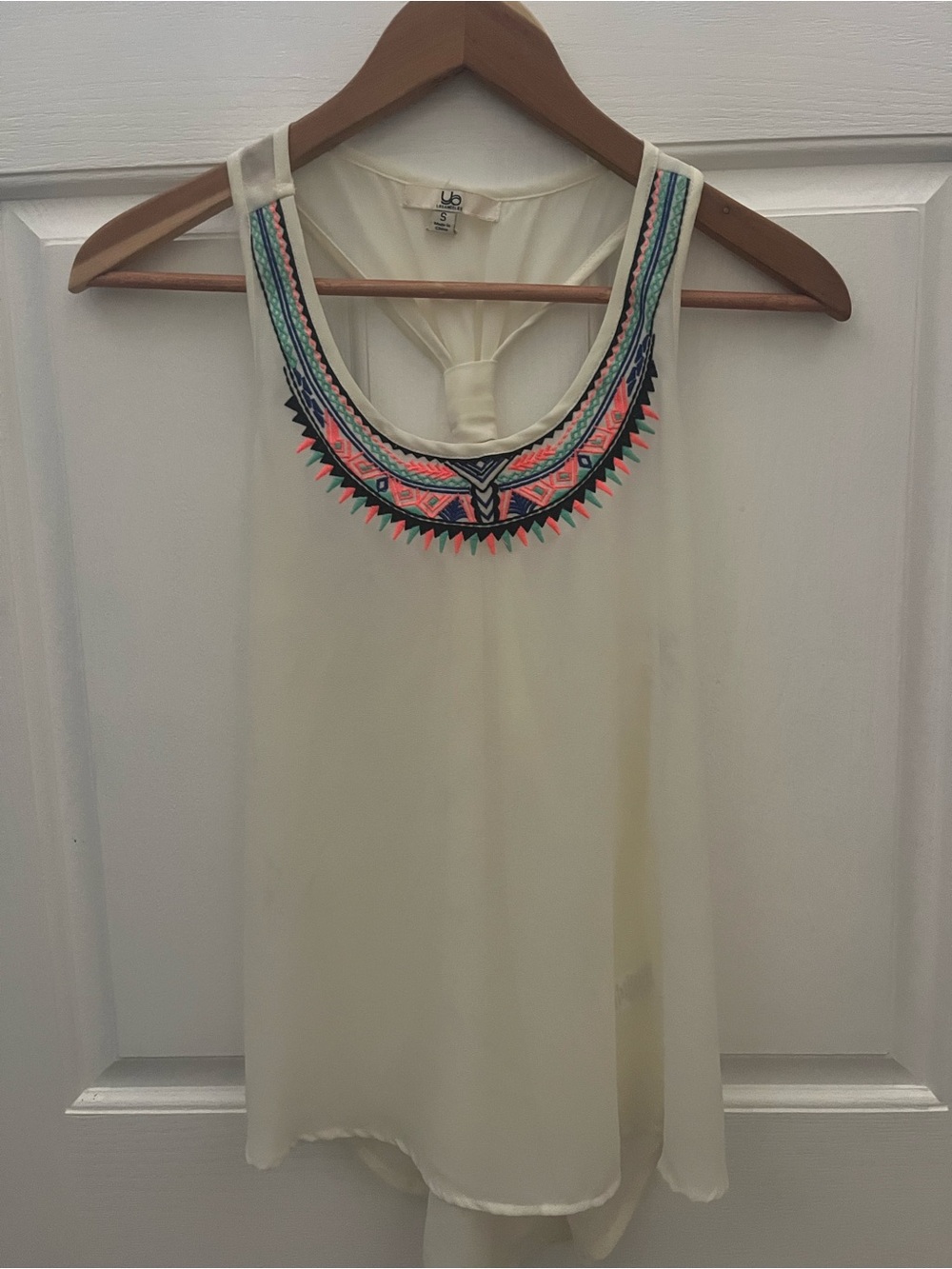 Pre-Owned Ya Los Angeles Embroidered Scoop Neck Cream Sleeveless Top- Small